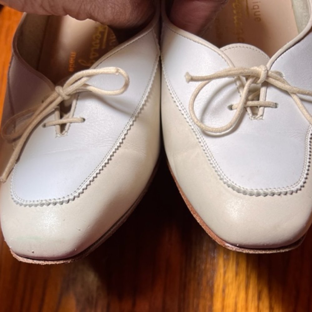 Salvatore Ferragamo Spectator Pump size 9 creme and white - Picture 3 of 10